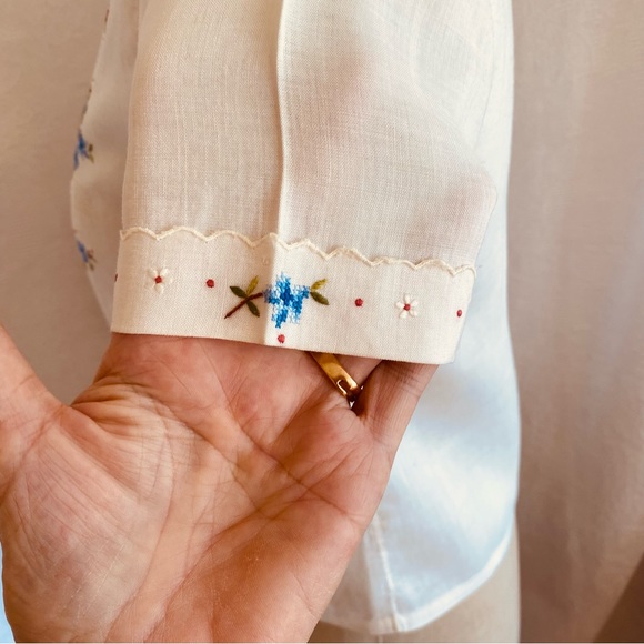 Vintage XS/S ivory/blue hand embroidered and cross-stitched short sleeve blouse - Picture 4 of 9